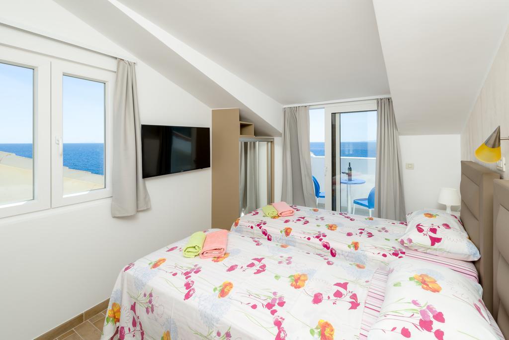 Superb Beachfront Luxury Seaview With Private Apartament