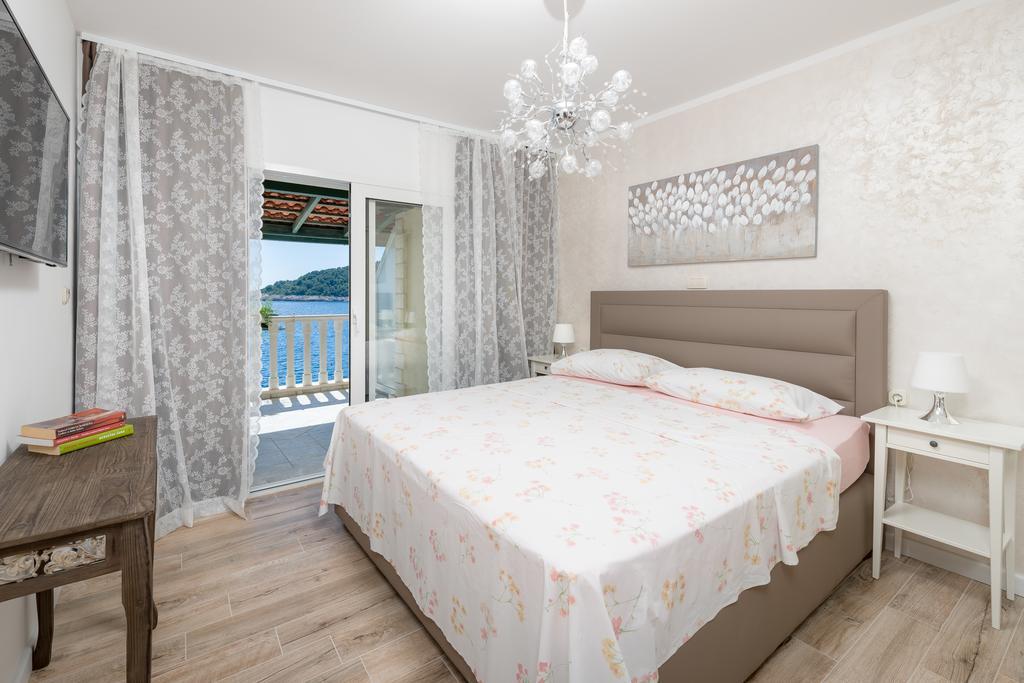 Superb Beachfront Luxury Seaview With Private Beach *